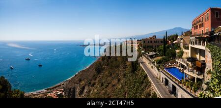 Taormina, Vulkan Ätna von der Piazza IX Aprile über dem Ionischen Meer, mit Hotel Metropole Taormina auf der rechten Seite, Sizilien, Italien, Europa Stockfoto