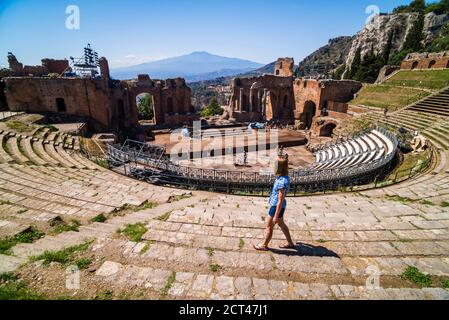 Taormina griechisches Theater aka Teatro Greco, Tourist im Amphitheater mit Vulkan Ätna dahinter, Sizilien, Italien, Europa Stockfoto