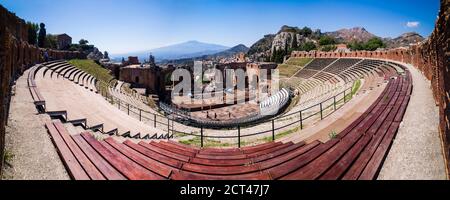 Taormina, Vulkan Ätna vom Teatro Greco aka Taormina Amphitheater oder römisches und griechisches Amphitheater gesehen, Sizilien, Italien, Europa Stockfoto