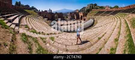 Teatro Greco aka Taormina Griechisches Theater, Panorama-Foto von touristischen Sehenswürdigkeiten im Amphitheater mit Vulkan Ätna dahinter, Sizilien, Italien, Europa Stockfoto