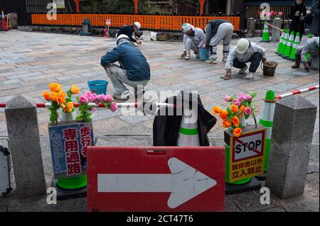 25.12.2017, Kyoto, Japan, Asien - EINE Gruppe von Straßenarbeitern taucht die Straßenoberfläche aus Stein auf der Fußgängerstraße in der Altstadt wieder auf. Stockfoto