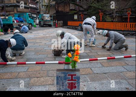 25.12.2017, Kyoto, Japan, Asien - EINE Gruppe von Straßenarbeitern taucht die Straßenoberfläche aus Stein auf der Fußgängerstraße in der Altstadt wieder auf. Stockfoto