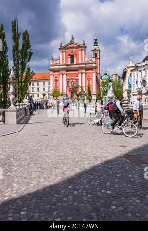 Ljubljana. Franziskanerkirche der Verkündigung von einer der Brücken aus gesehen, die die "Dreifachbrücke" (Tromostovje) bilden, Ljubljana, Slowenien, Europa Stockfoto