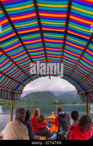 Traditionelle Pletna Ruderbootfahrt zur Insel Bled und der Kirche Mariä Himmelfahrt, Bled, Gorenjska, Slowenien, Europa Stockfoto