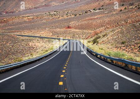 Natürliche amerikanische Landschaft mit Asphaltstraße zum Horizont. Stockfoto