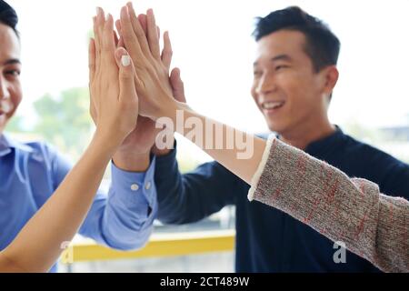 Business-Leute geben hohe fünf Stockfoto