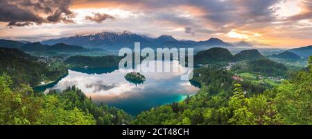 Schöner Bleder See und Berglandschaft unter dramatischen Sonnenuntergang Himmel und Wolken, von Osojnica Hügel, Julischen Alpen, Gorenjska, Slowenien, Europa gesehen Stockfoto