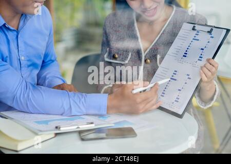 Geschäftsmann zeigt auf Balkendiagramm Stockfoto