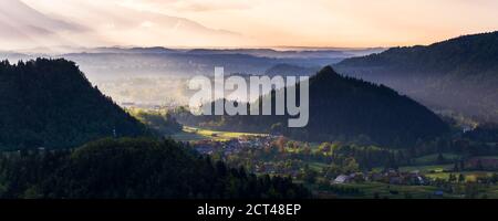 Neblige Landschaft bei Sonnenaufgang. Blick vom Osojnica-Hügel am Bleder See in Richtung Radovljica, Region Gorenjska, Slowenien, Europa Stockfoto