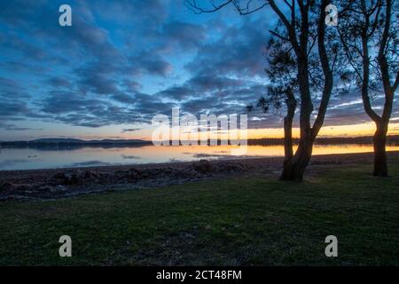 Sonnenuntergang über dem wallace Lake bei Forster NSW Stockfoto
