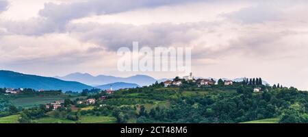 Weinberge in Goriska Brda, zeigt die Chiesa di San Floriano del Collio und die Hügelstadt Gornje Cerovo, Goriska Brda, Slowenien, Europa Stockfoto