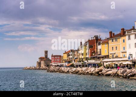 Piran Sea Front und Piran Leuchtturm, Slowenisch Istrien, Slowenien, Europa Stockfoto