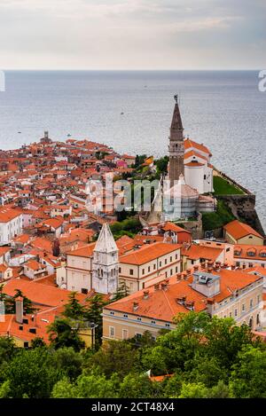 Kirchturm der Pfarrkirche Piran und St. Georg, von der Stadtmauer von Piran aus gesehen, Slowenisches Istrien, Slowenien, Europa Stockfoto