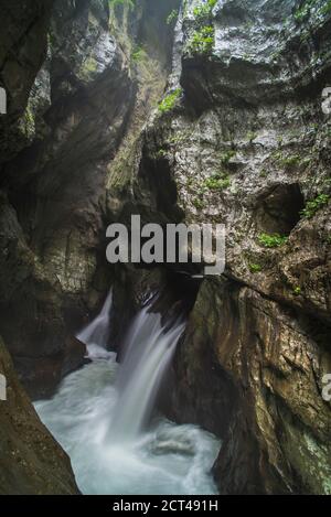 Skocjan Höhlen, Slowenien. Wasserfall am Fuße des "Großen Tals" (Velika Dolina), Karstregion Sloweniens, Europa Stockfoto