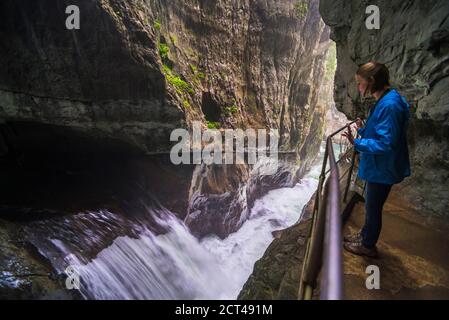 Tourist in den Höhlen von Skocjan, Slowenien, Blick auf den Wasserfall am Fuße des "Großen Tals" (Velika Dolina), Karstregion Sloweniens, Europa Stockfoto