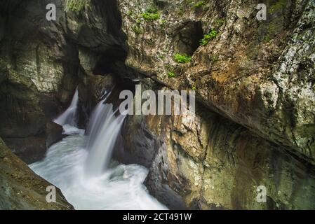 Skocjan Höhlen, Slowenien. Wasserfall am Fuße des "Großen Tals" (Velika Dolina), Karstregion Sloweniens, Europa Stockfoto