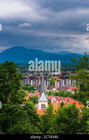 Blick von der Burg von Ljubljana auf die Altstadt von Ljubljana, Blick auf die Kirche St. Jakob, Ljubljana, Slowenien, Europa Stockfoto