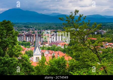 Blick von der Burg von Ljubljana auf die Altstadt von Ljubljana, Blick auf die Kirche St. Jakob, Ljubljana, Slowenien, Europa Stockfoto