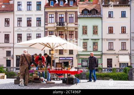 Ljubljana Sonntag Antiquitäten und Flohmarkt statt, auf dem Damm Breg im Zentrum von Ljubljana, Slowenien, Europa Stockfoto