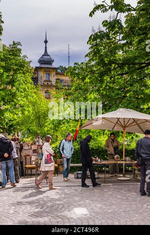 Ljubljana Sonntag Antiquitäten und Flohmarkt statt, auf dem Damm Breg im Zentrum von Ljubljana, Slowenien, Europa Stockfoto