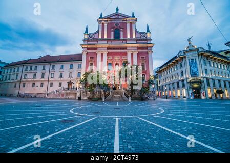 Ljubljana bei Nacht. Preserenplatz (Trg) und die Franziskanerkirche der Verkündigung, Ljubljana, Slowenien, Europa Stockfoto