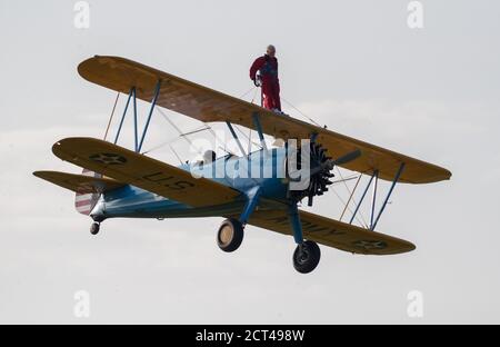 Der 89-jährige John Wilkins während seines gesponserten Flügelspaziergangs für das Bristol Children's Hospital's The Grand Appeal am Dunkeswell Airfield in der Nähe von Honiton in Devon. Stockfoto