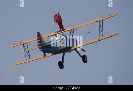 Der 89-jährige John Wilkins während seines gesponserten Flügelspaziergangs für das Bristol Children's Hospital's The Grand Appeal am Dunkeswell Airfield in der Nähe von Honiton in Devon. Stockfoto