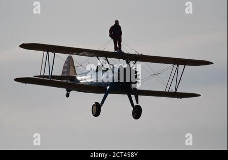 Der 89-jährige John Wilkins während seines gesponserten Flügelspaziergangs für das Bristol Children's Hospital's The Grand Appeal am Dunkeswell Airfield in der Nähe von Honiton in Devon. Stockfoto