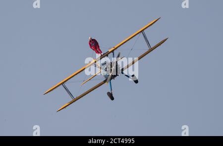 Der 89-jährige John Wilkins während seines gesponserten Flügelspaziergangs für das Bristol Children's Hospital's The Grand Appeal am Dunkeswell Airfield in der Nähe von Honiton in Devon. Stockfoto