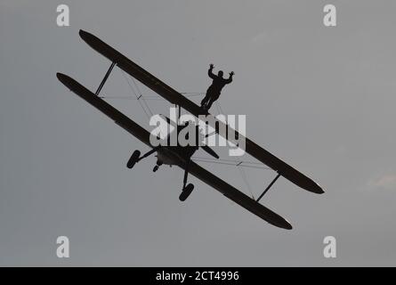 Der 89-jährige John Wilkins während seines gesponserten Flügelspaziergangs für das Bristol Children's Hospital's The Grand Appeal am Dunkeswell Airfield in der Nähe von Honiton in Devon. Stockfoto