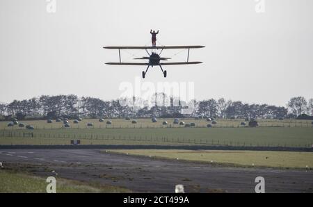 Der 89-jährige John Wilkins kommt nach seinem gesponserten Flügelspaziergang für den Grand Appeal des Bristol Children's Hospital im Dunkeswell Airfield in der Nähe von Honiton in Devon an Land. Stockfoto