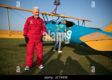 Der 89-jährige John Wilkins (links) nach seinem gesponserten Flügelspaziergang zum Bristol Children's Hospital's The Grand Appeal am Dunkeswell Airfield in der Nähe von Honiton in Devon. Stockfoto