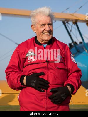 Der 89-jährige John Wilkins nach seinem gesponserten Flügelspaziergang für das Bristol Children's Hospital's The Grand Appeal am Dunkeswell Airfield in der Nähe von Honiton in Devon. Stockfoto