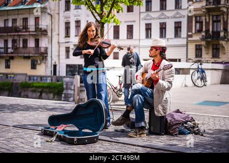 Straßenmusiker auf der Ljubljana Sonntag Antiquitäten und Flohmarkt, Slowenien, Europa Stockfoto