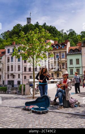 Straßenmusiker am Ljubljana Sonntag Antiquitäten und Flohmarkt, mit Burg von Ljubljana im Hintergrund, Slowenien, Europa Stockfoto