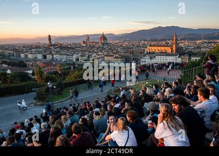 Menschen beobachten den Sonnenuntergang über Florenz, gesehen von Piazzale Michelangelo Hill, Toskana, Italien Stockfoto