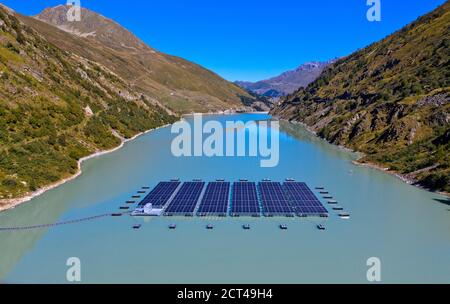 Sonnenkollektoren des ersten hochgelegenen schwimmenden Solarkraftwerks der Schweiz von oben, Lac des Toules, Bourg-Saint-Pierre, Wallis, Schweiz Stockfoto