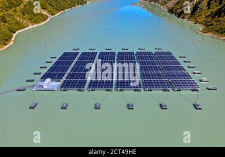 Erstes hochgelegenes Solarkraftwerk in der Schweiz, Lac des Toules, Bourg-Saint-Pierre, Wallis, Schweiz Stockfoto