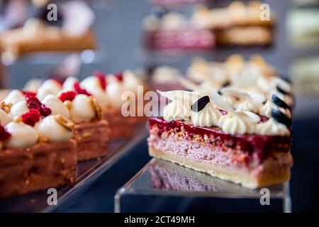 Ausstellung von Werken Haute süße Küche von Konditor, Schokolade Kuchen mit frischen Früchten und Beeren Stockfoto