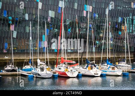 Harpa Konzerthalle und Konferenzzentrum und Boote im Hafen von Reykjavik, Island, Europa Stockfoto