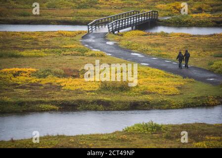 Zu zweit Wandern im Rift Valley, Thingvellir (Pingvellir) Nationalpark, dem Goldenen Kreis, Island, Europa Stockfoto