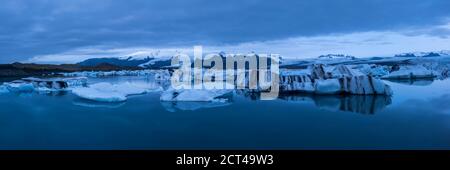 Eisberge in Jokulsarlon Gletscherlagune bei Nacht, Südostisland, Europa Stockfoto