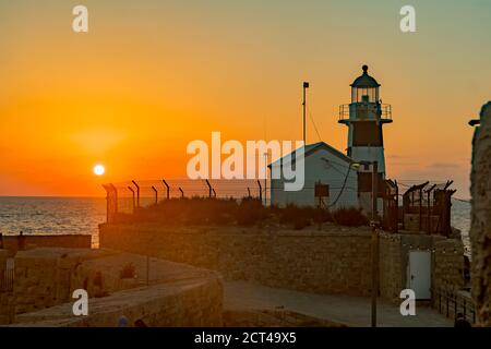 Sonnenuntergangsansicht des Leuchtturms, in der Altstadt von Akko, Israel Stockfoto