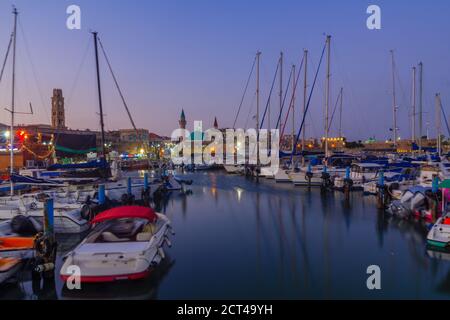 Abendansicht des Fischerhafens und anderer Denkmäler, in der Altstadt von Akko, Israel Stockfoto