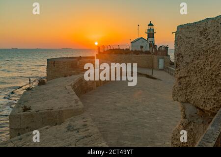 Sonnenuntergangsansicht des Leuchtturms, in der Altstadt von Akko, Israel Stockfoto