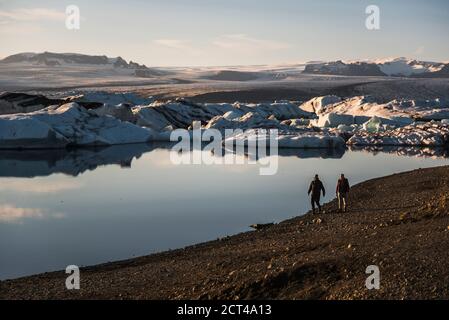 Touristen an der Jokulsarlon Glacier Lagoon, einem Gletschersee voller Eisberge in Südostisland, Europa Stockfoto