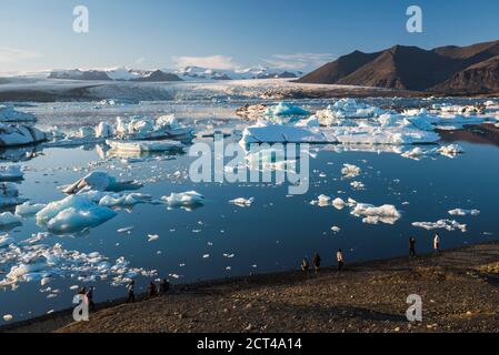 Eisberge in der Jokulsarlon Gletscherlagune, schmelzen durch globale Erwärmung und Klimawandel, Vatnajokull Eiskappe dahinter, Südostisland, Europa Stockfoto