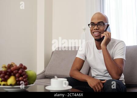 Glücklicher Mann am Telefon Stockfoto