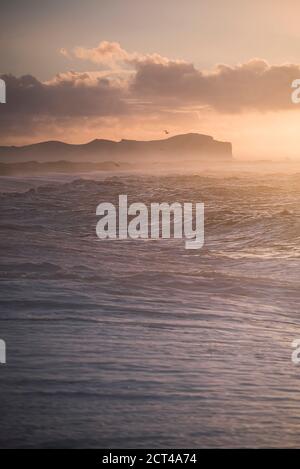 Sonnenaufgang am Vik Beach, Südregion (Sudurland), Island, Europa, Hintergrund mit Kopierraum Stockfoto