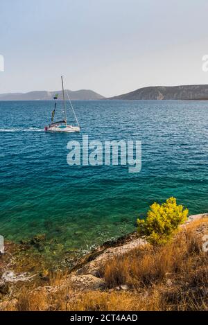 Segelurlaub nach Griechenland, mit Segelbooten im schönen blauen Ozean bei Ermioni, Peloponnes, Europa Stockfoto